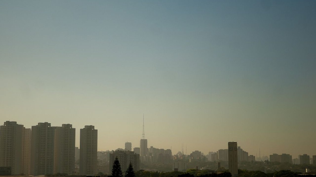 Onda de calor atinge todas as regiões do país, e temperaturas podem chegar a 45ºC