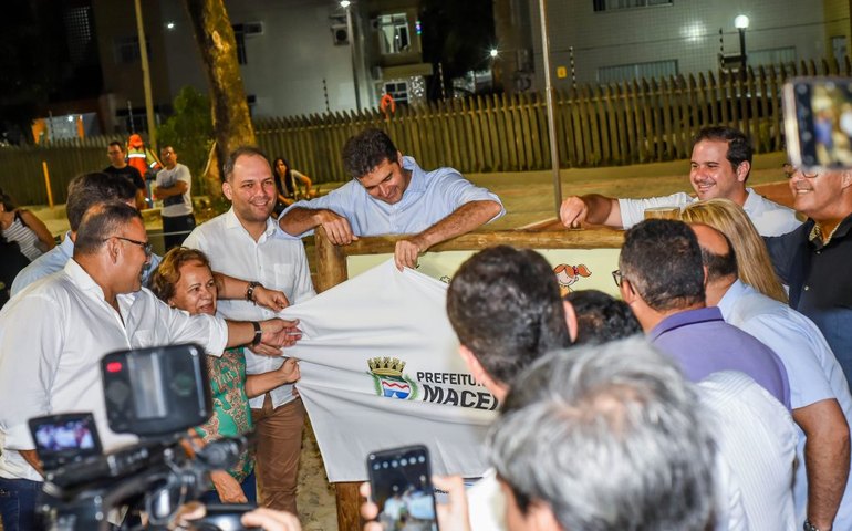 Prefeitura transforma área de descarte em praça sustentável