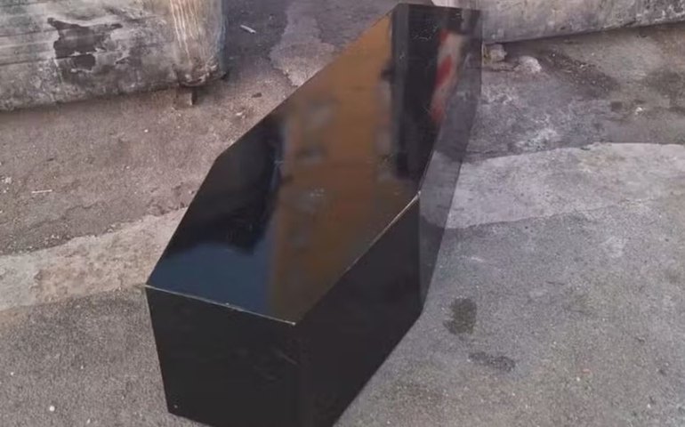 'O Poderoso Chefão'? Máfia italiana deixa caixão em frente à casa de ativista em Roma, diz polícia