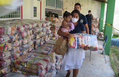 Famílias em extrema pobreza recebem cestas básicas