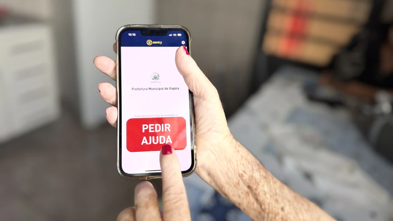 Cidades ampliam proteção às mulheres com tecnologia e botões de emergência
