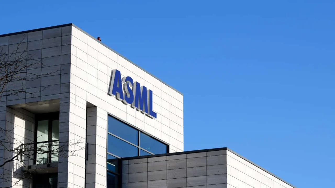 ASML eleva guidance pela 3ª vez em 2026 com demanda de IA impulsionando máquinas de chips