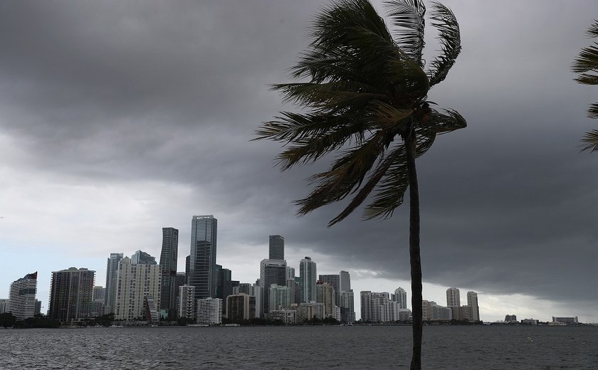 Isaías chega à Flórida com ventos fortes e risco de inundações