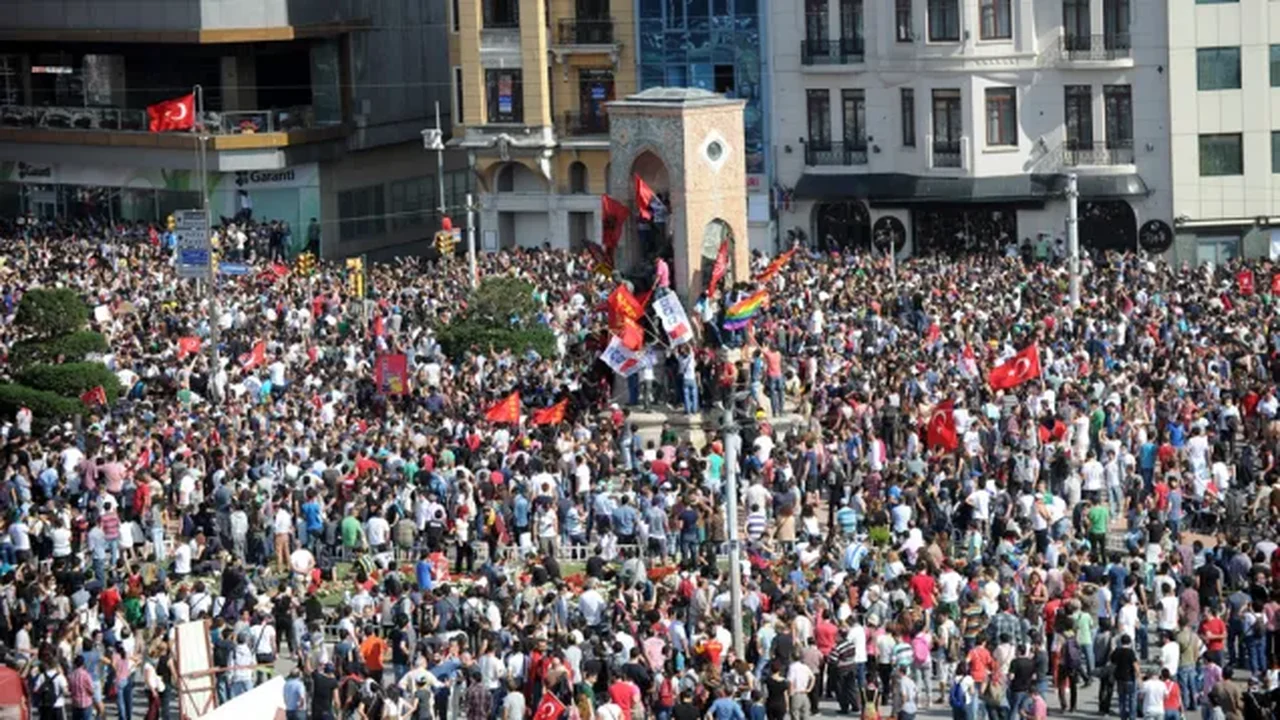 Dia internacional do trabalhador:  data é celebrada com protestos ao redor do mundo, e centenas de manifestantes são presos em Istambul 
