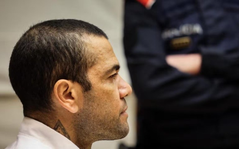 Daniel Alves deixa prisão na Espanha após pagar fiança de R$ 5,4 milhões