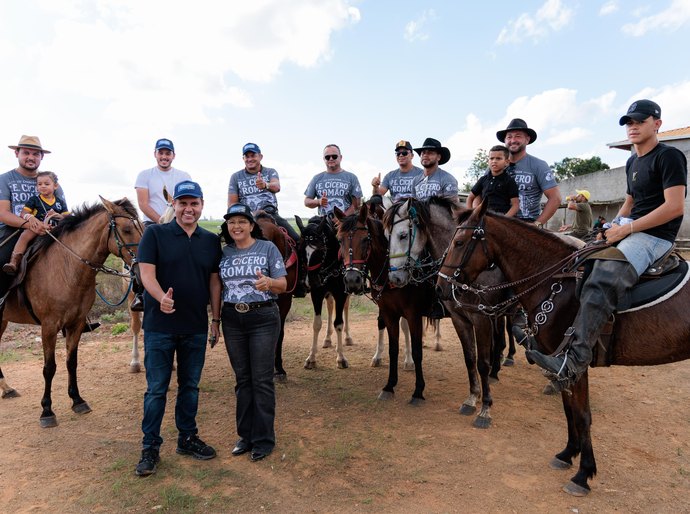 Deputado Fernando Pereira participa da 22ª Cavalgada do Padre Cícero ao lado de lideranças em Lagoa da Canoa]
