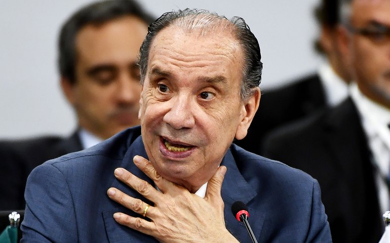 Para ex-chanceleres, política externa do governo Bolsonaro isola o Brasil