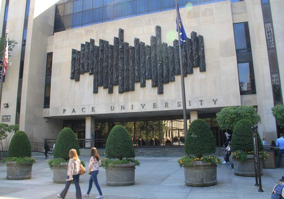 Graduados da Universidade PACE de Nova York usam IA na cerimônia de formatura