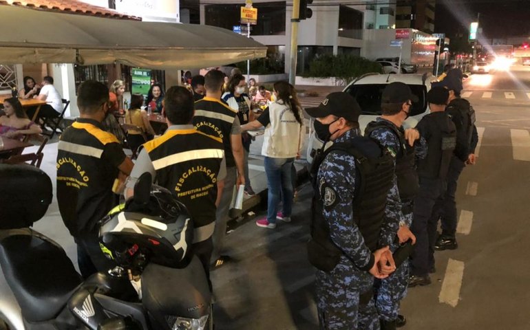 Prefeitura faz blitz e fiscaliza o funcionamento de bares e restaurantes em Maceió