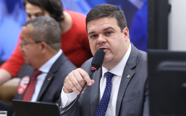 Comissão aprova projeto que garante doula e tradutor de Libras em maternidades