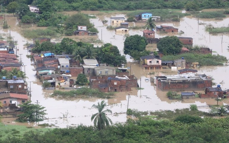 Sobe para 87 o número de mortos por chuvas no Recife; 56 estão desaparecidos