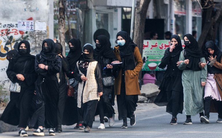 Cerca de 1,4 milhão de meninas foram proibidas de ir à escola desde que o Talibã retomou poder no Afeganistão