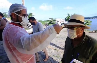 Barreiras sanitárias bloquearam mais de mil pessoas no porto das lanchas de Penedo 
