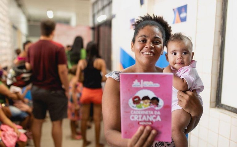 Unidade de Saúde no Benedito Bentes entrega Caderneta da Criança para pequenos usuários do SUS