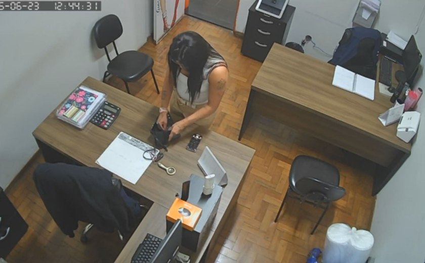 Professora temporária é presa por roubo de dados de cartões de crédito de colegas