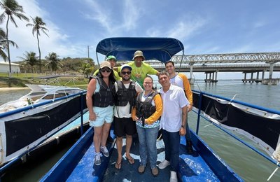 Autarquia de Limpeza Urbana apresenta Ecoboats para ativista ambiental Diego Saldanha