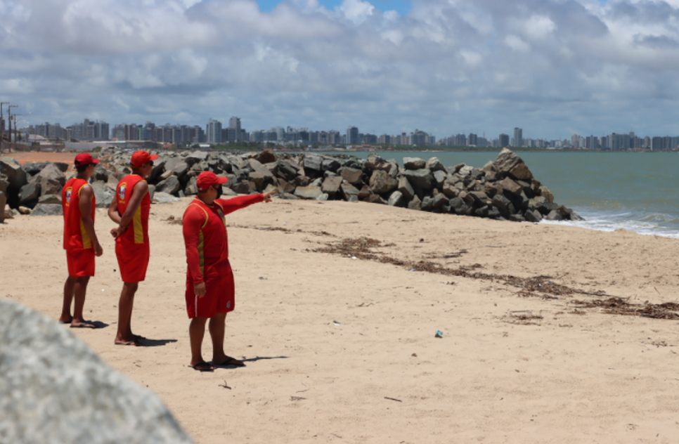 Corpo de Bombeiros alerta risco de afogamento nas novas faixas de areia em praia de Aracaju / Foto: Foto: CBM/SE