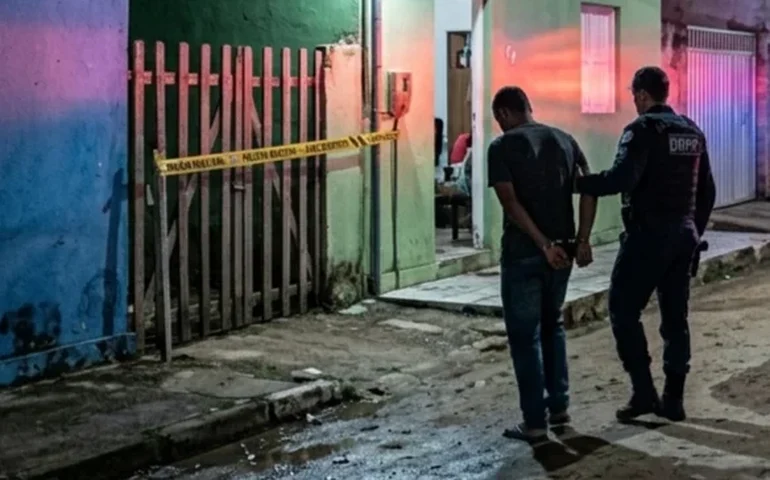 Homem é preso em Craíbas após invadir residência e ameaçar ex-companheira com faca