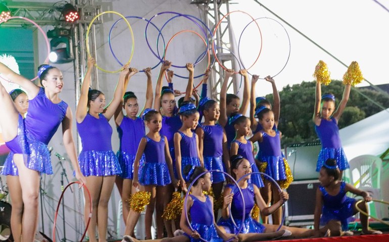 Penúltima noite do Natal de Luz leva danças rítmicas e musicais ao Centro de Palmeira dos Índios