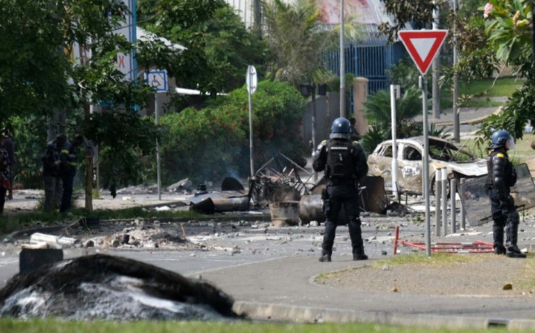 França envia reforços para a Nova Caledônia, recentemente atingida por protestos