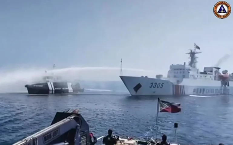 Filipinas acusa a China de disparar canhões de água contra dois de seus barcos