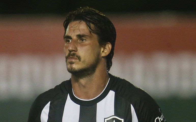 Preterido pelo Botafogo, Gabriel Pires não tem espaço e pode rescindir com o Benfica