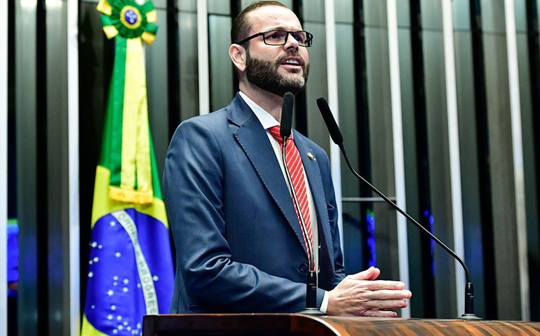 Ação contra senador bolsonarista completa um ano parada no TSE e sem previsão de julgamento