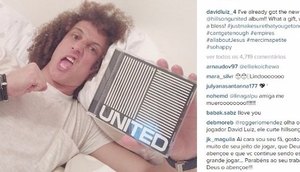David Luiz posa com um exemplar de 'Empires', o novo cd da banda United. foto: Instagram 