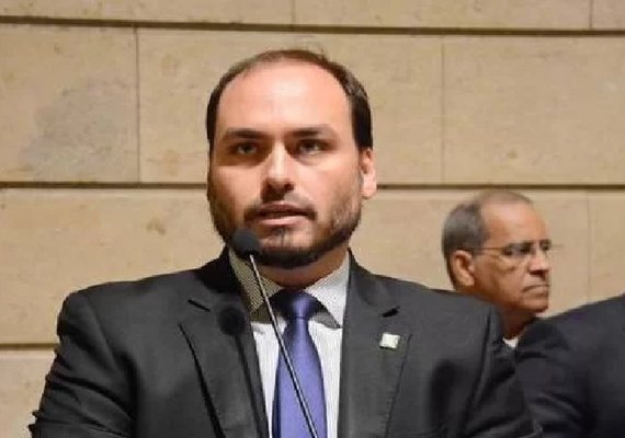 Carlos Bolsonaro ironiza preço alto da gasolina com matéria sobre governo do pai