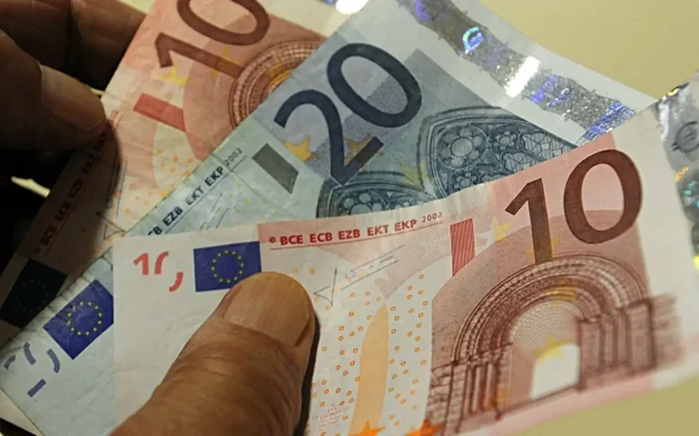 PIB da zona do euro encolhe 0,1% no 3º trimestre, confirma revisão