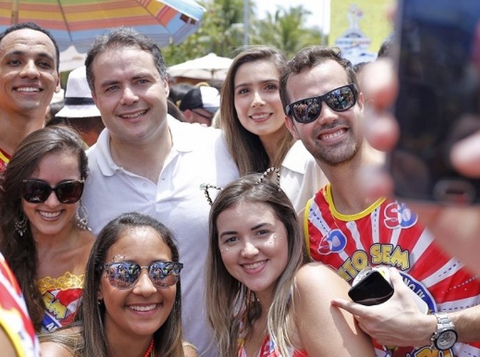 Governador marca presença nas prévias carnavalescas de Maceió
