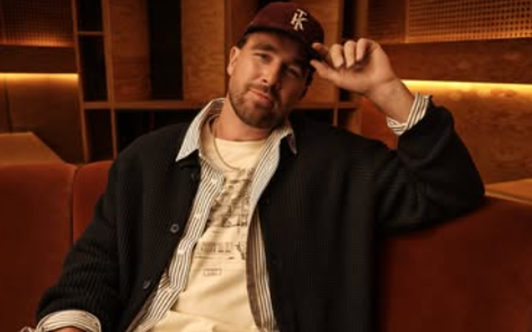 Sem graça, noivo de Taylor Swift comenta música sobre suas partes íntimas