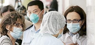 Vários turistas usam máscaras no Metropark Hotel, em Hong Kong, onde caso de gripe foi registrado