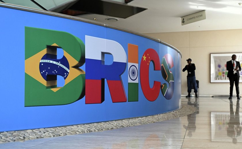 Tarifas dos EUA saem pela culatra? BRICS aprofundam laços e oferecem novas alternativas comerciais, diz professora
