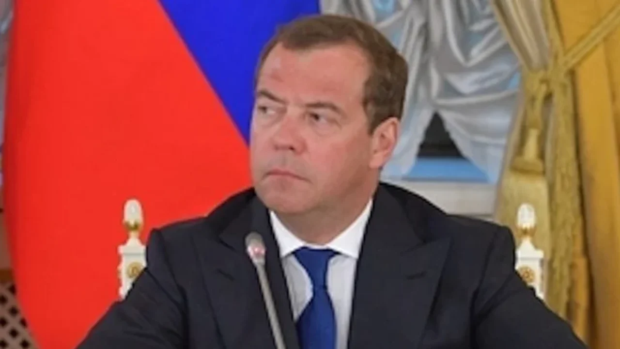 Medvedev critica Alemanha Ocidental por suposta farsa na desnazificação pós-guerra