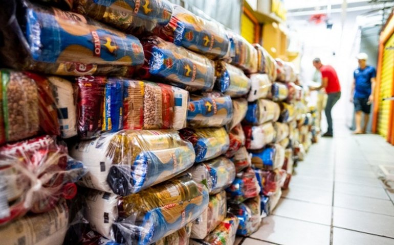 Cestas enviadas pelo Estado são distribuídas para famílias carentes de Arapiraca