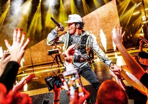Chuva em frente a hotel e recuperação na faculdade: as loucuras dos fãs de Bruno Mars no The Town
