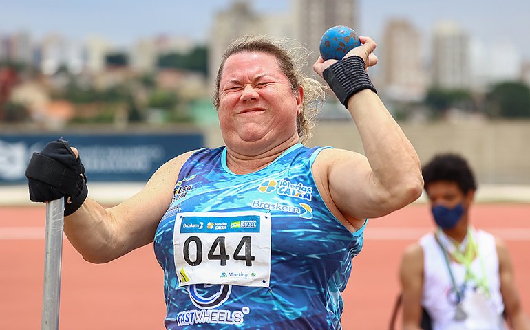 Beth Gomes quebra o recorde mundial de arremesso de peso paralímpico