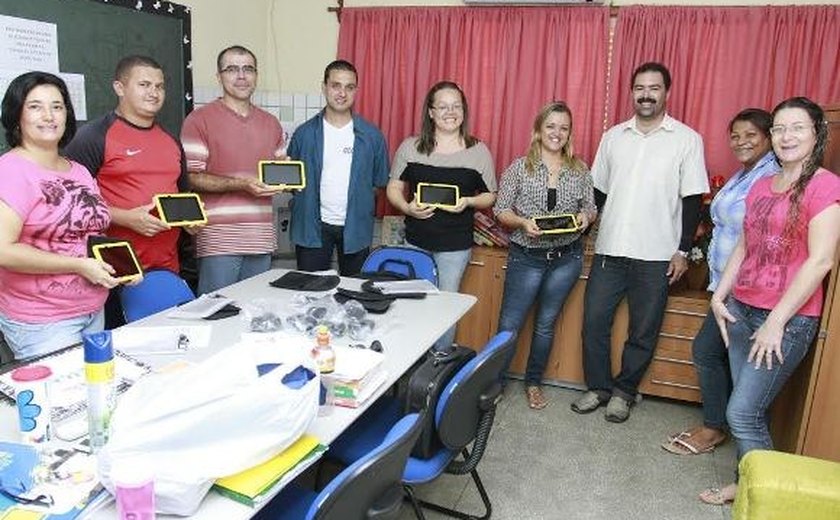 Governo entrega tablets para escola de Palmeira dos Índios