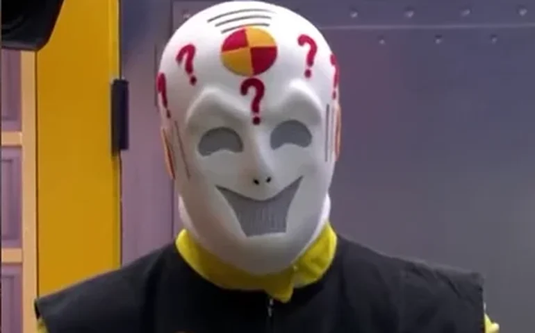 Luciano Huck se veste de dummy e invade área da casa do BBB 26