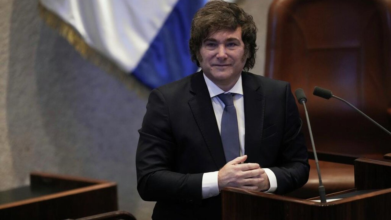 Apoio de Javier Milei a Flávio Bolsonaro é arriscado, alerta analista