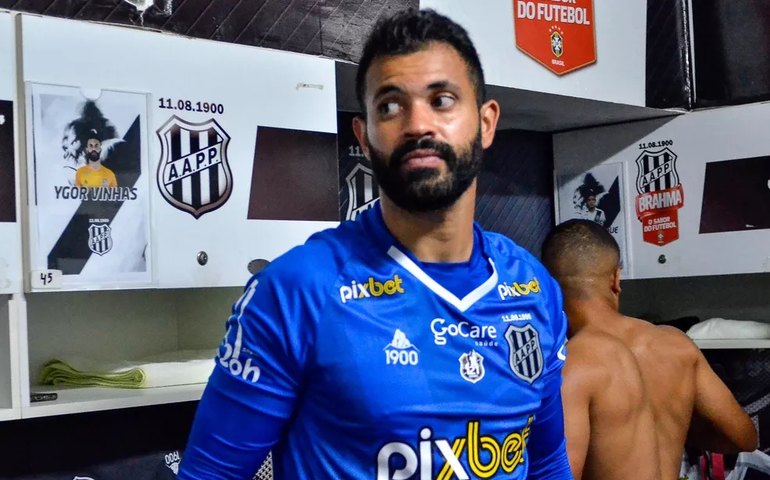 Goleiro Ygor Vinhas está de saída da Ponte Preta após perder espaço em 2022