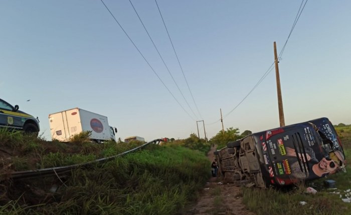 Ônibus capotou em BR de Alagoas