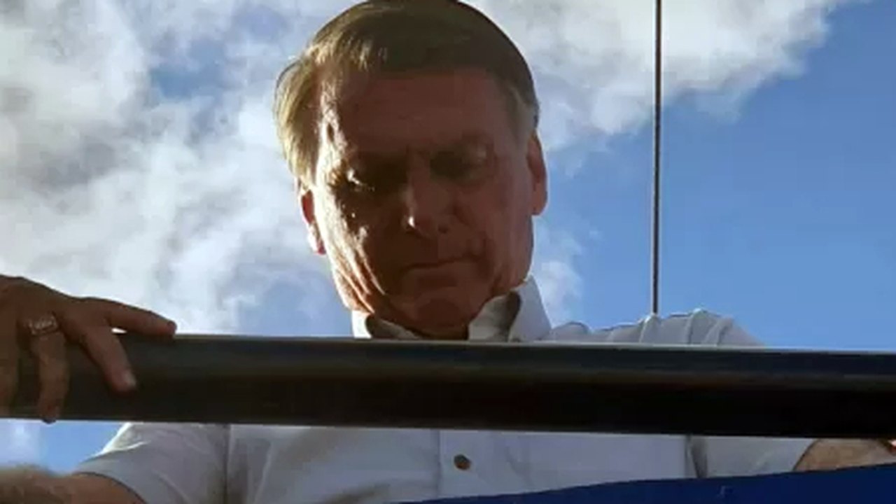 Na cidade natal de Lula, Bolsonaro critica corrupção nos governos petistas