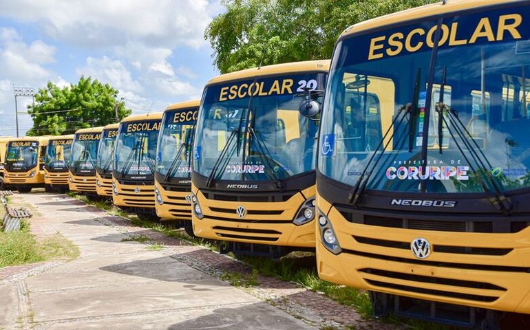 Prefeitura de Coruripe entrega 25 ônibus novos para a frota escolar