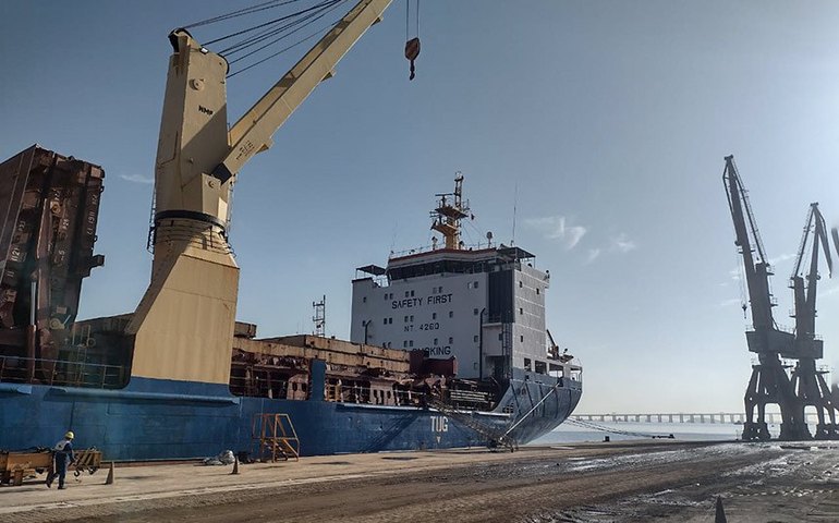 Portos australianos continuam parados e contêineres se acumulam após ataque hacker