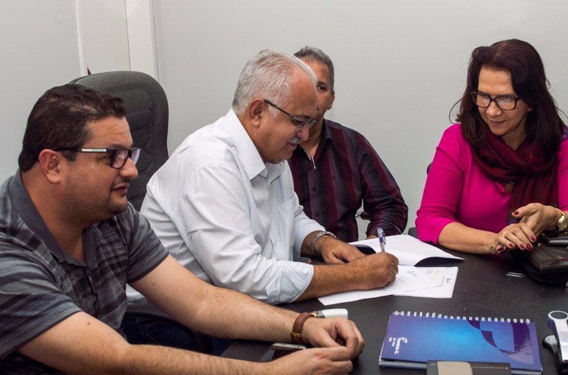 Teófilo sanciona lei que torna o ASA Patrimônio Histórico e Cultural Imaterial de Arapiraca