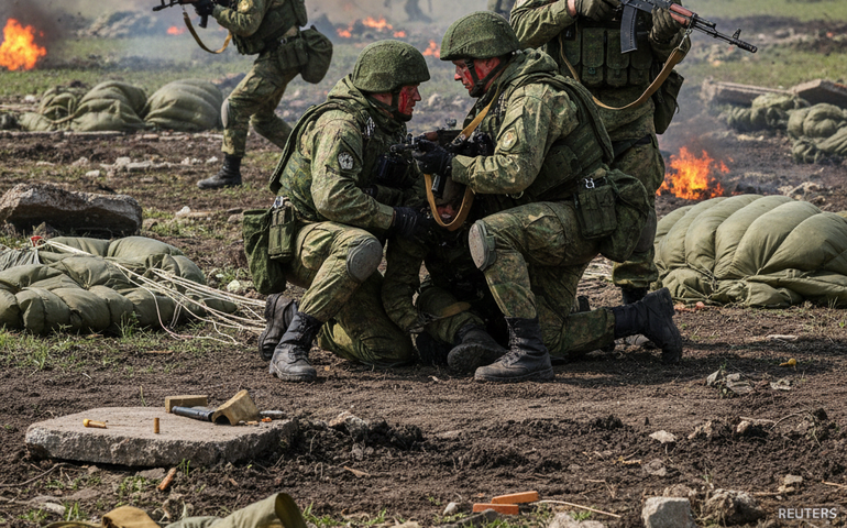 Imitação de sangue e bombardeios com drones: paraquedistas russos passam por treinamento hiper-realista