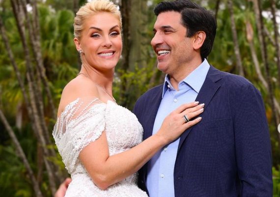 Ana Hickmann usa 'vestido de 100 mil pérolas' em noivado com Edu Guedes