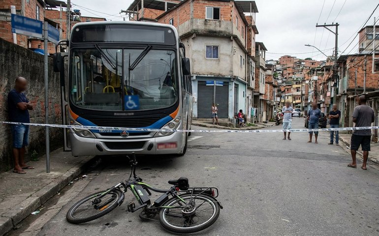 Menino de 9 anos morre após colisão entre bicicleta elétrica e ônibus no Complexo do Alemão